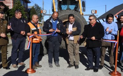 MOP entrega nueva motoniveladora a municipalidad de Las Guaitecas para la conservación del camino Melinka-Repollal