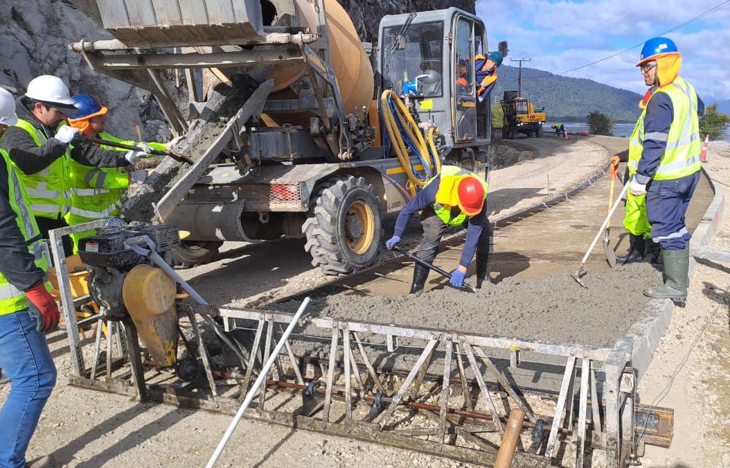 Mejor acceso a cementerio y a balneario tendrá comunidad de Puerto Cisnes con pavimentación de 1 km del camino antiguo