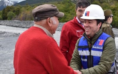 Autoridades y vecinos visitaron las obras de enrocado en la ribera del Río Mosco, en Villa O´Higgins