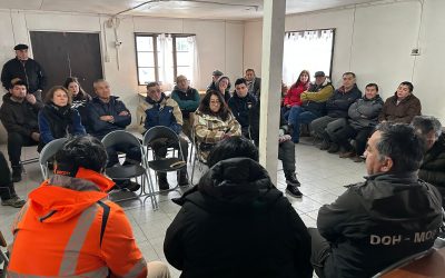 SEREMI del MOP se reúne con vecinos de Lago Atravesado para constatar avances en pavimentación de camino