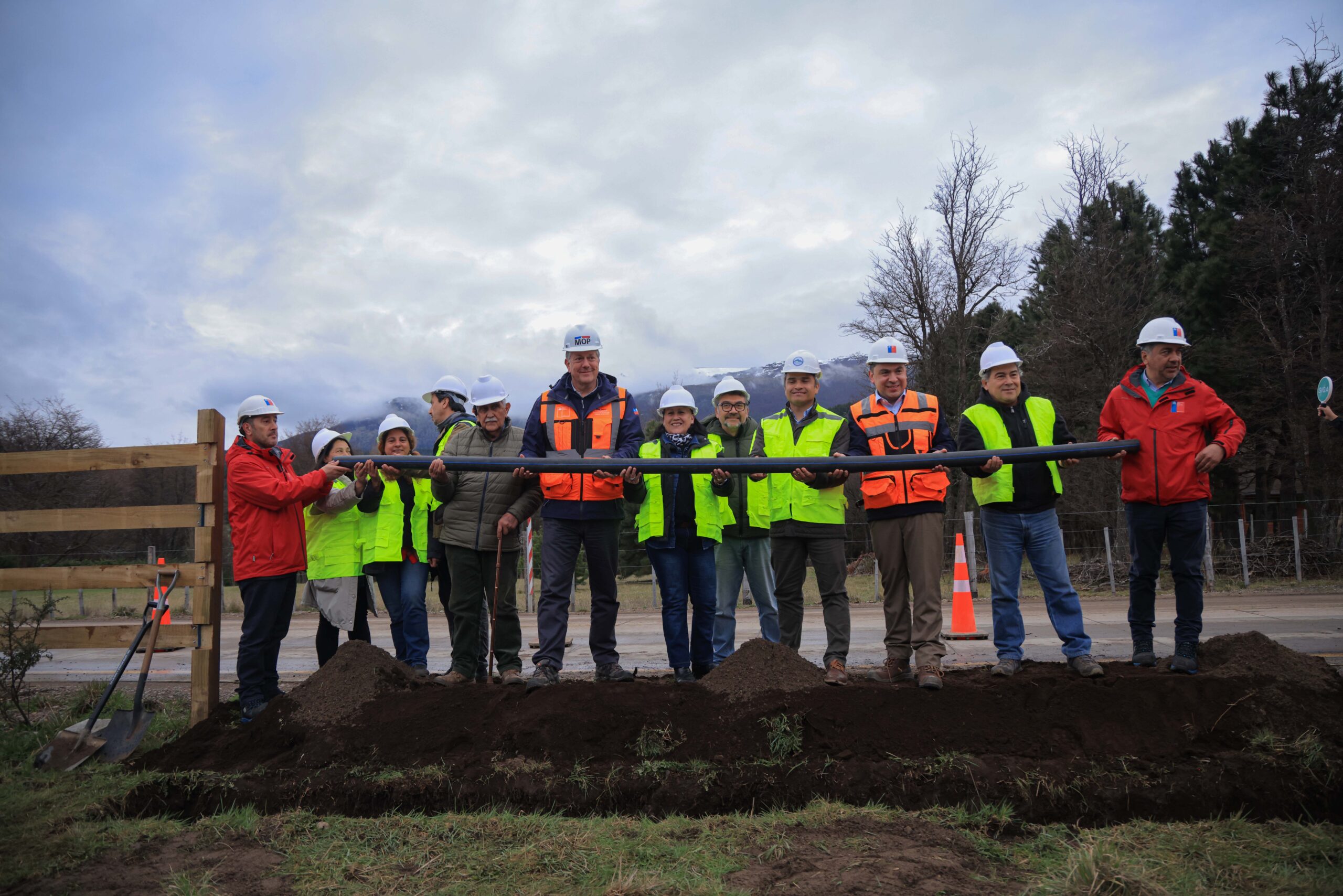Subsecretario de Obras Públicas junto a comunidad instalan Primera Tubería de SSR Las Bandurrias